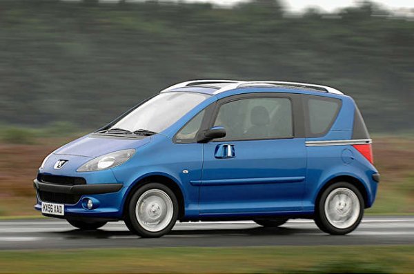 Плюсове:  Без съмнение 1007 беше гениална кола. По-къс от 206, на който беше базиран, той все пак се оказа практичен малък миниван с изключителните плъзгащи се врати. Те бяха проектирани да спрат да се затварят автоматично, ако усетят препятствие, като например нечия ръка. Умно.

Минуси:  На ​​практика вратите не винаги спиратха да се затварят, когато трябва, което може да бъде много болезнено за собственика на въпросната ръка. 1007 също беше скъп, а предните му предпазни колани  монтирани толкова назад, че бяха труднодостъпни дори за високи шофьори. Имаше и мрачни истории за това какво може да се случи, ако вдигнете колата, за да смените колело, без първо да затворите вратите. А и тези врати много вдигаха общото тегло.

Оценка: Отрицателна